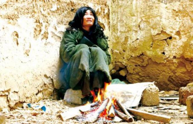 饭靠喂23岁饿死家中村民：是他父母的错米乐m6登录入口09年一男子脚不沾地吃(图3)