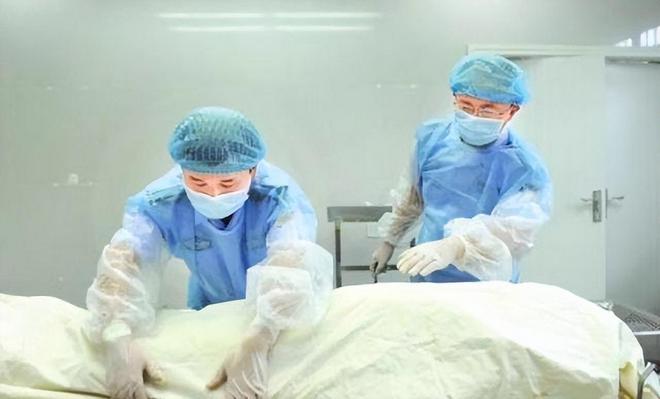 饭靠喂23岁饿死家中村民：是他父母的错米乐m6登录入口09年一男子脚不沾地吃(图8)