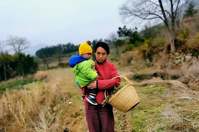 饭靠喂23岁饿死家中村民：是他父母的错米乐m6登录入口09年一男子脚不沾地吃(图14)