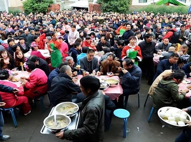饭靠喂23岁饿死家中村民：是他父母的错米乐m6登录入口09年一男子脚不沾地吃(图16)