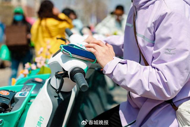 再升级提升昆明用户骑游体验滴滴青桔电单车“手机支架”